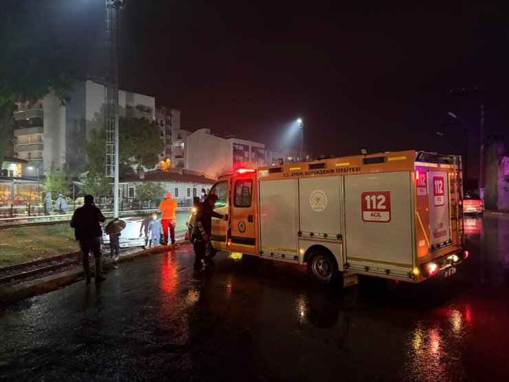 Aydın'da otomobilin tren raylarına düşmesi güvenlik kamerasında