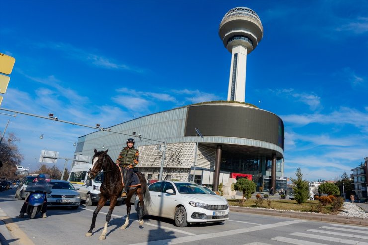 Başkent sokaklarında atı "Zeyno" ile dolaşan genç, biniciliği yaygınlaştırmak istiyor