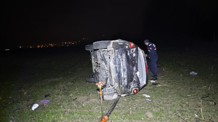 Bursa'da takla atan otomobildeki 3 kişi yaralandı