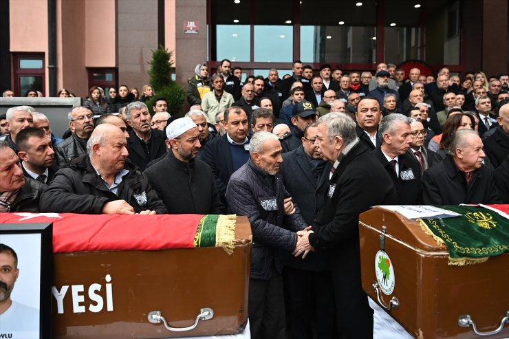 Kamyonun çarptığı otomobilde hayatını kaybeden 3 belediye işçisi için cenaze töreni düzenlendi