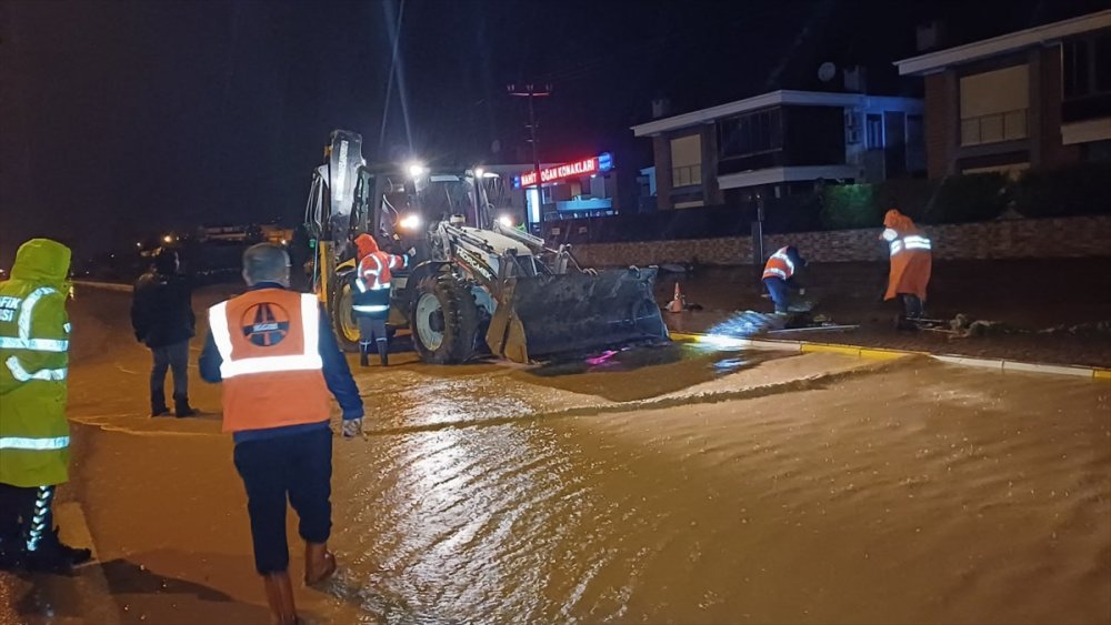 Balıkesir-Çanakkale kara yolu yağış ve yamaçlardan akan su nedeniyle kısmen kapandı