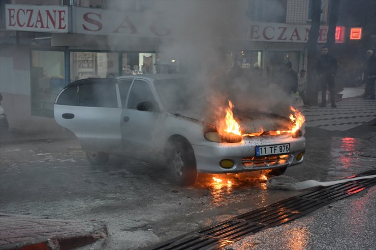 Bilecik'te seyir halindeyken yanan otomobil kullanılamaz hale geldi