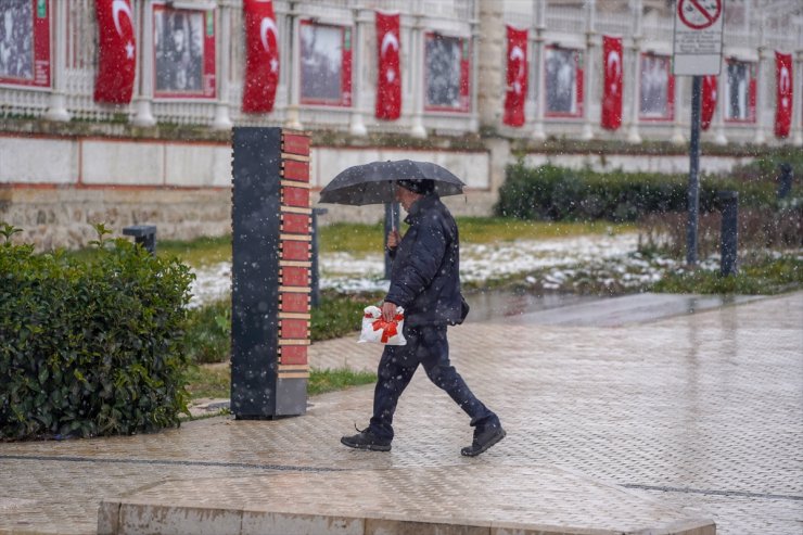 Edirne'de kar yağışı etkili oluyor