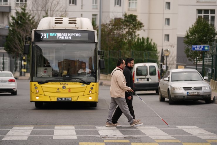 Görme engelli Serhat Esen, 3 yıldır tek başına kılavuz yol mücadelesi veriyor