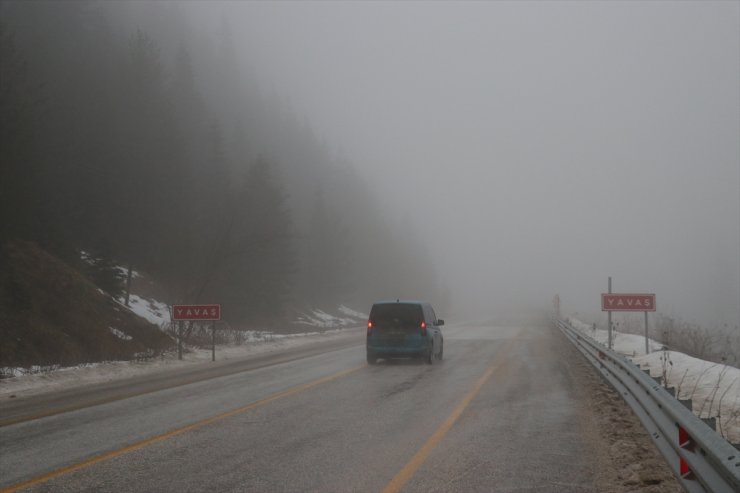 Ilgaz Dağı'nda kar yağışı ve sis etkili oluyor