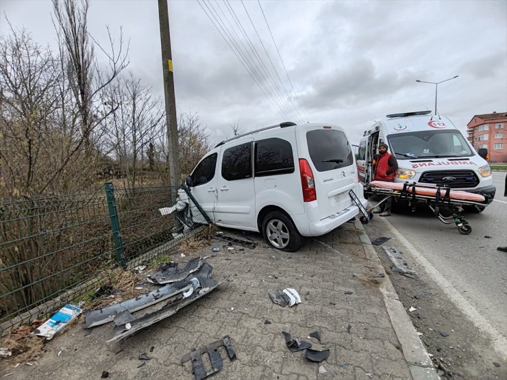 Samsun'da hafif ticari araç ile otomobilin çarpıştığı kazada 3 kişi yaralandı