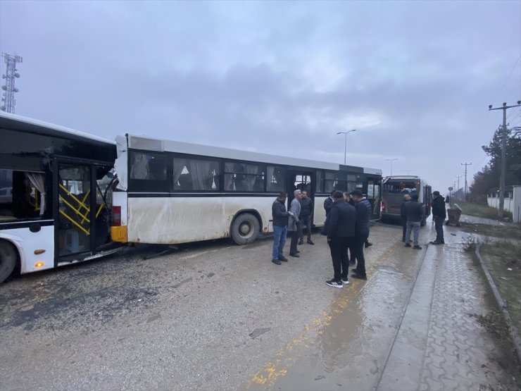 Ankara'da zincirleme trafik kazasında 26 kişi yaralandı