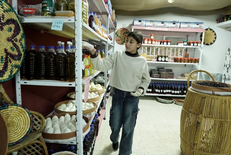 Besicilik yapan Filistinli kız çiftlik ürünlerini sosyal medyada pazarlayarak ailesine destek oluyor