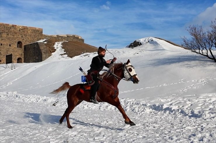 Erzurum'da aileler, tarihi Aziziye Tabyası'nda atlı kızak ve kayak yaptı, ok attı