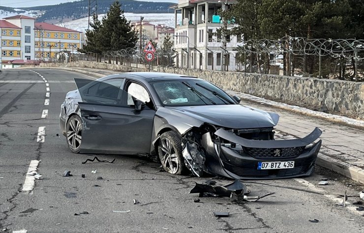 Kars'ta iki otomobilin çarpıştığı kazada 3 kişi yaralandı