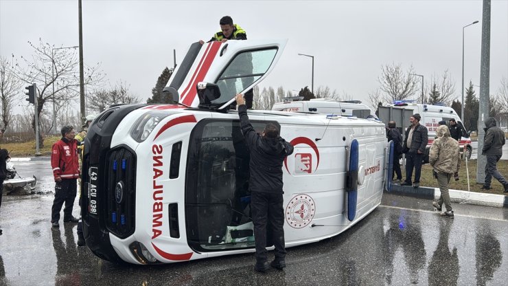 Kütahya'da otomobil ile ambulansın çarpıştığı kazada 4 kişi yaralandı