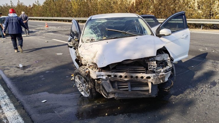 Şanlıurfa'da iki otomobilin çarpıştığı kazada 1'i ağır 10 kişi yaralandı