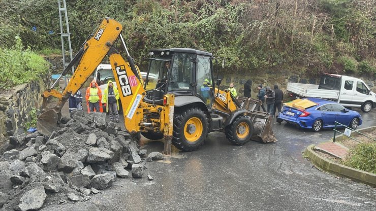 Sarıyer'de istinat duvarı otomobilin üzerine yıkıldı