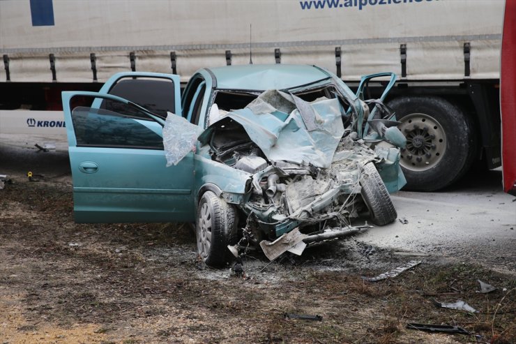 Tokat'ta tır ile otomobilin çarpıştığı kazada 2 kişi öldü