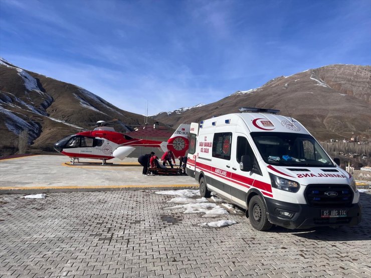 Van'da ambulans helikopter 2 hamile kadın için havalandı