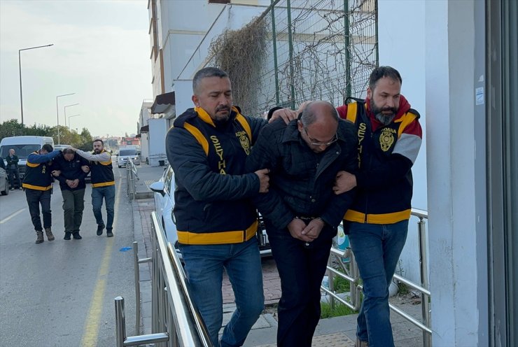 Adana'da evlerinde ruhsatsız 12 silah ele geçirilen 2 kardeş tutuklandı