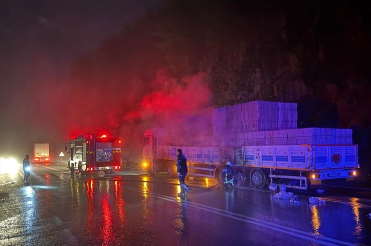 Antalya'da seyir halindeyken alev alan tırda hasar oluştu