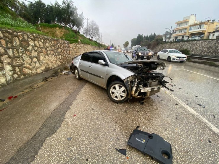 Antalya'daki trafik kazasında 2 kişi yaralandı