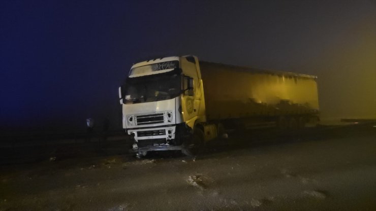 Çorum’da yol kenarındaki bariyere çarpan tırın sürücüsü yaralandı