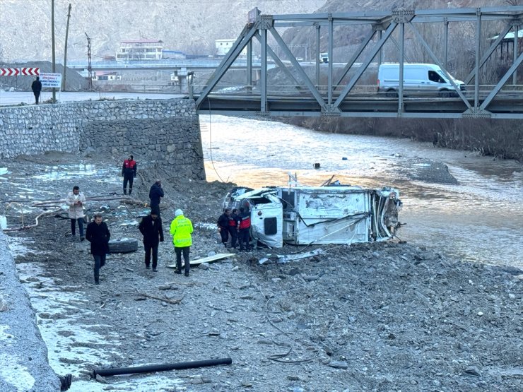 Hakkari'de devrilen çöp kamyonundaki 3 personel yaralandı