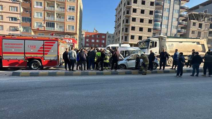 Hatay'da freni arızalanan kamyonun 5 araca çarptığı kazada 3 kişi yaralandı