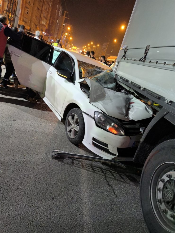 Mardin'de otomobilin tıra çarpması sonucu 1 kişi yaralandı