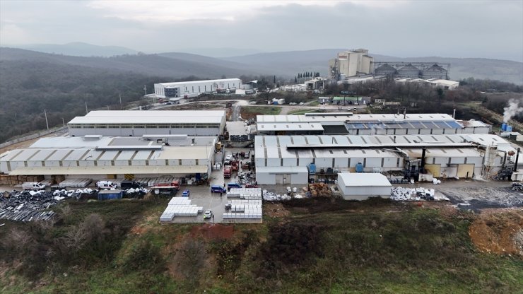 Sakarya'da yalıtım fabrikasında çıkan yangında 2 işçi yaralandı