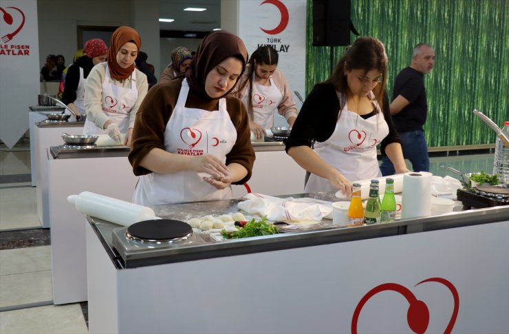 Türk Kızılay Hatay'daki depremzede kadınlar için aşçılık atölyesi düzenledi