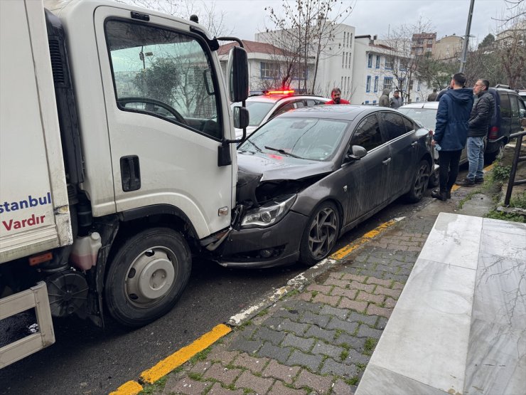 Beyoğlu'nda zincirleme kazaya neden olan kamyonetin sürücüsü kaçtı