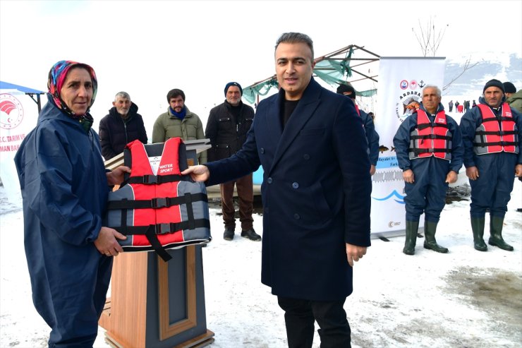 Buzla kaplı Çıldır Gölü'nde fotoğraf sergisi düzenlendi