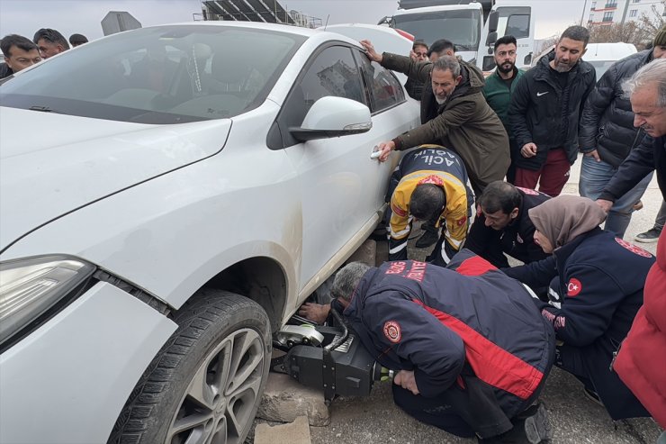 Elazığ'da otomobilin çarptığı motosikletteki kurye ağır yaralandı