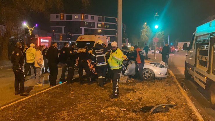 Erzincan’da kaza yapan araçta sıkışan sürücüyü itfaiye ekipleri kurtardı