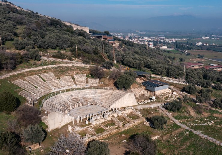 İzmir'deki "antik hurdalık"ta yaklaşık 2 bin bronz heykel parçası bulundu