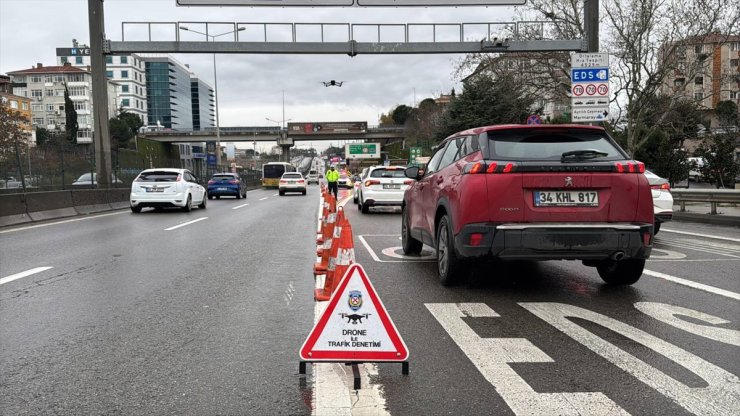 Kadıköy'de polis ekiplerinden dron destekli trafik denetimi