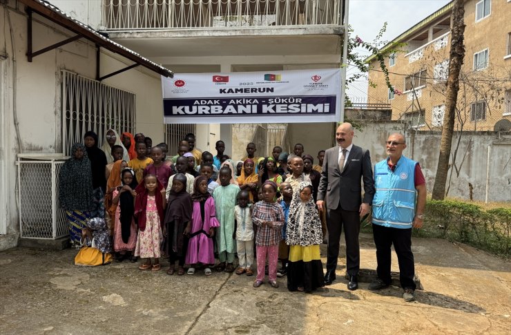 Kamerun’da Türkiye Diyanet Vakfı, "Yetim Himaye Bursu" programı düzenledi