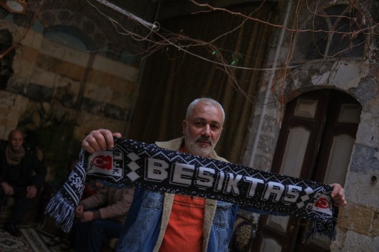 Şam'da yıllardır sakladığı ay yıldızlı Beşiktaş atkısını rejimin devrilmesiyle takmaya başladı