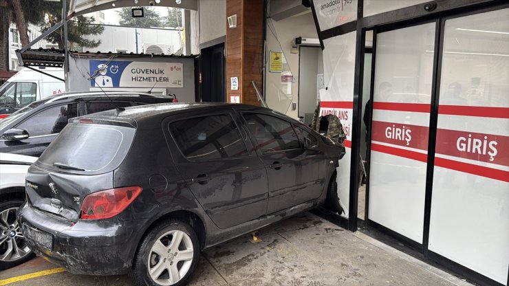 Samsun'da cipin çarptığı otomobil hastanenin acil servisine girdi