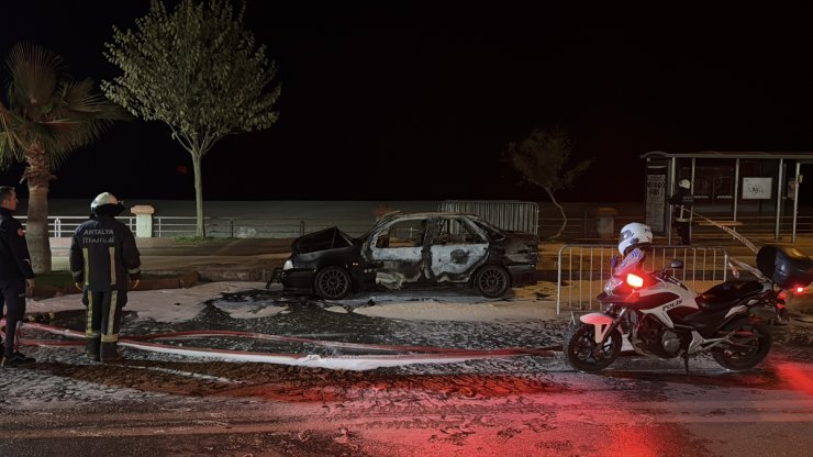 Alanya'da seyir halindeyken alev alan otomobil yandı