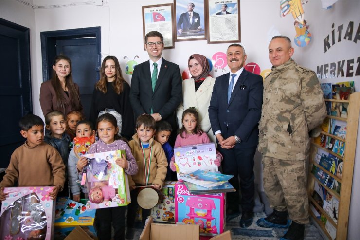 Ana sınıfı açılışıyla gündeme gelen öğrenciler, birçok ilden gönderilen karne hediyeleriyle sevindi