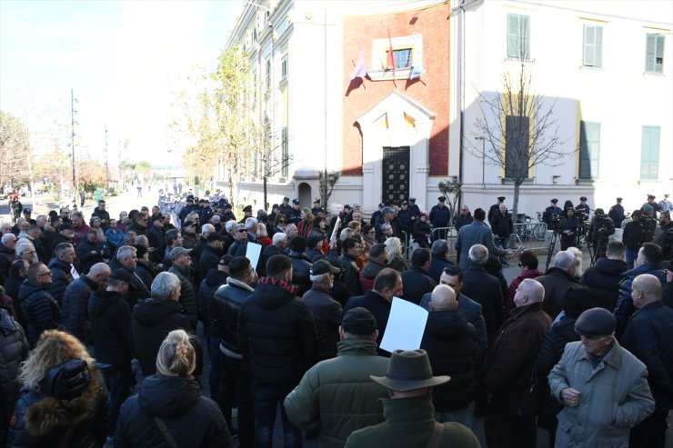 Arnavutluk'ta Tiran Belediye Başkanı Veliaj'ın istifasının istendiği gösteriler sürüyor