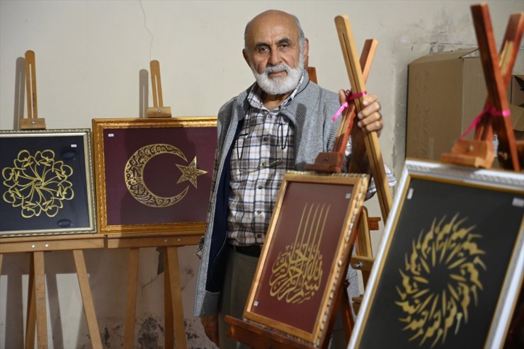 Emekli öğretmen ekin saplarını hat çalışmasıyla sanat eserine dönüştürüyor