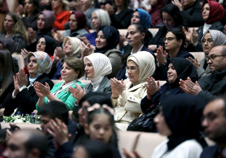 Emine Erdoğan, devlet himayesindeki çocukların sahnelediği "Altın Çağ" oyununu izledi: