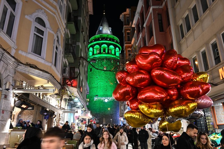 Galata Kulesi ''Serviks Kanseri Farkındalık Ayı'' kapsamında yeşile büründü