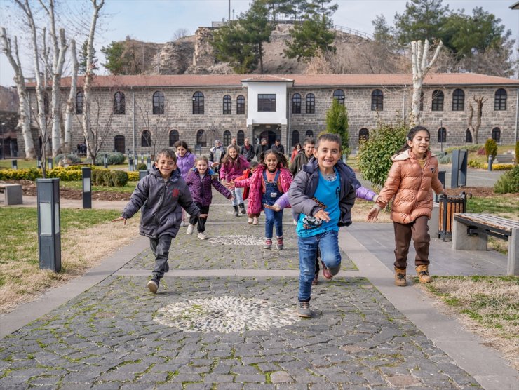 Hicran öğretmen çektiği videoyla kırsaldaki öğrencilerinin hayallerini gerçekleştirdi