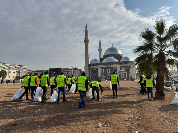 Humuslu gönüllüler, iç savaşta hasar alan Halid Bin Velid Camisi'ni temizledi