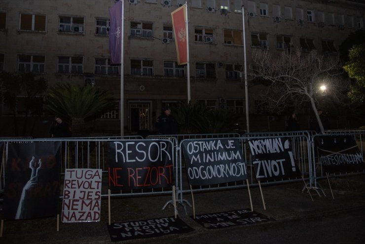 Karadağ'da öğrenciler, 13 kişinin öldüğü saldırıyı protesto etti