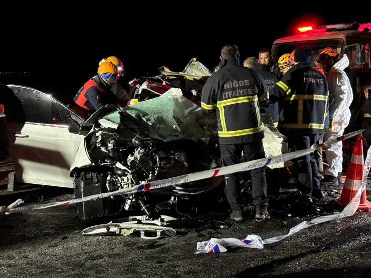 Niğde'de hafif ticari araçla otomobilin çarpıştığı kazada 2 kişi öldü, 1 kişi yaralandı