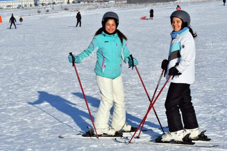 Orman içinde kristal karıyla Sarıkamış Kayak Merkezi sömestir tatiline hazır