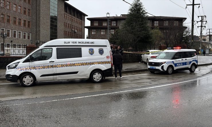 Rize'de hastane duvarına çarpan otomobilin sürücüsünün silahla yaralandığı belirlendi