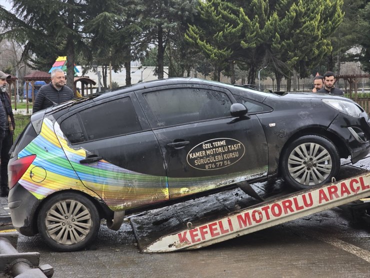 Samsun'da su kanalına düşen sürücü kursu eğitim aracındaki 2 kişi yaralandı